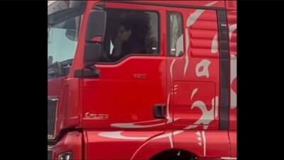 اولین تصویر از بابک زنجانی بیرون از زندان: رانندگی با تریلی (فیلم)