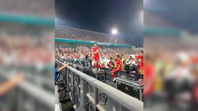 آوازخوانی جالب توجه سردار آزمون به همراه شباب الاهلی در جشن قهرمانی