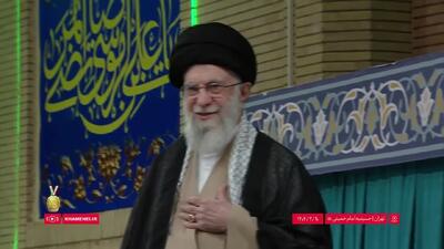 لحظه ورود رهبر انقلاب به حسینیه امام خمینی(ره) و آغاز دیدار هزاران نفر از کارگران سراسر کشور