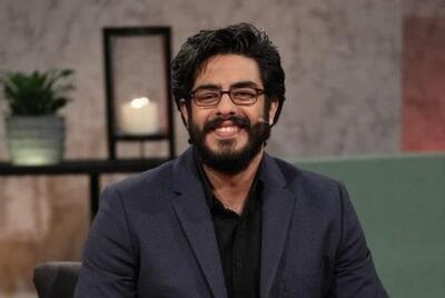 ببینید | بغض و احساساتی شدن پوریا شکیبایی با شنیدن صدای زنده‌یاد خسرو شکیبایی و مادرش پروین کوشیار
