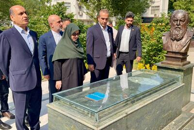 حضور سخنگوی دولت در آرامگاه امیرهوشنگ ابتهاج