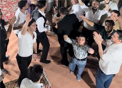 آواز شاد؛ آقاهه سرخوش شام نخورده دوزش زده بالا یجور عشوه ای لرزوند رقصشو عروس نداره