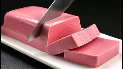 طرز تهیه دسر قالبی با شیر و توت فرنگی