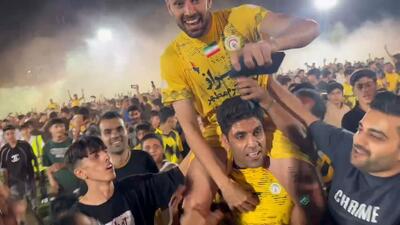 مصاحبه و شادی بازیکنان و هواداران فجر پس از قهرمانی در لیگ یک
