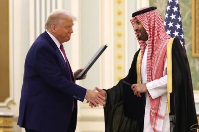 کاخ سفید: آمریکا قرارداد ۱۴۲ میلیارد دلاری فروش تسلیحات با عربستان امضا کرد +  فیلم