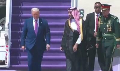 فیلم/ استقبال بن سلمان از ترامپ در فرودگاه ملک خالد ریاض