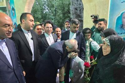 پزشکیان با خانواده معظم شهدا در بدو ورود به کرمانشاه دیدار کرد