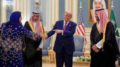 دست‌دادن دیپلمات‌های زن عربستان با ترامپ از دوربین رسانه ها +عکس