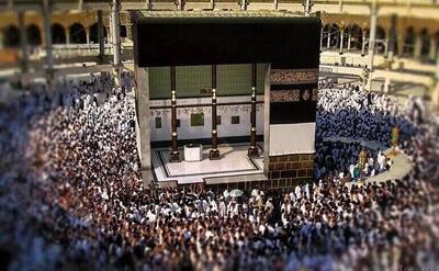 لباس احرام بر تن کعبه