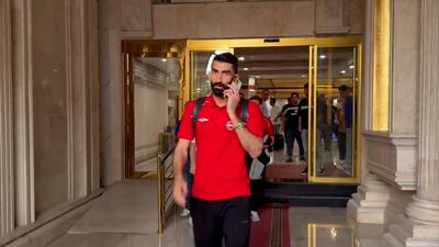 خروج تراکتور از هتل محل اقامت با پیراهن قهرمانی - پارس فوتبال