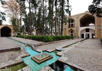 باغ فین کاشان تعطیل شد/ باد درختان را شکست - تسنیم
