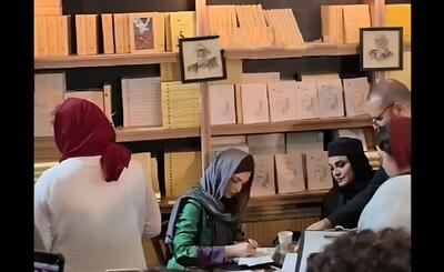 اقدام بهنوش طباطبایی و نرگس آبیار در نمایشگاه کتاب جنجالی شد