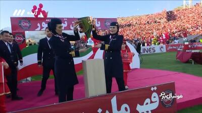 ورود بازیکنان تراکتور به همراه جام قهرمانی به ورزشگاه