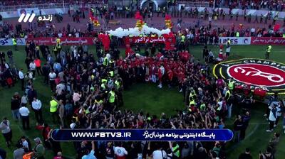 عکس یادگاری زنوزی و بازیکنان تراکتور همراه با جام قهرمانی