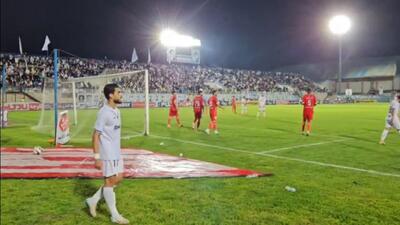 عصبانیت رضا غندی‌پور از خراب شدن موقعیت و شوت کردن بطری آب