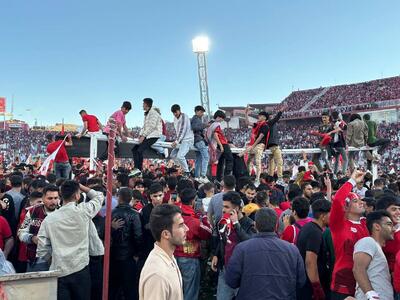 هجوم پرشورها به زمین یادگار؛ جشن قهرمانی در بی‌نظم‌ترین حالت ممکن! - پارس فوتبال