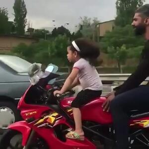 دختر بچه 4 ساله راننده موتورسیکلت پدرش شد