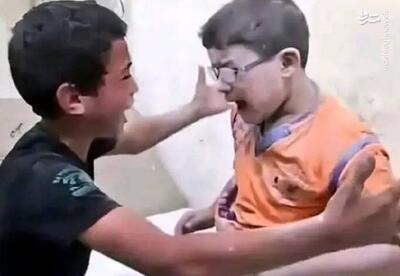 عکس/ شادمانی نوجوان فلسطینی از نجات دوستش از بمباران