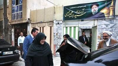 حضور سخنگوی دولت در منزل مادر شهید رئیسی