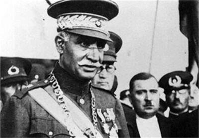 سفر در زمان؛ «رضاخان در روز اول سلطنت اش در کاخ گلستان»؛ سال 1305لب