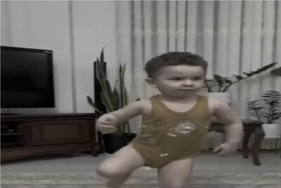 آواز شاد؛ بچه دعوایی اخماشو گره زد تو هم طناز من ای ناز من میخونه فقط زور زدناش