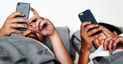 استفاده از تلفن همراه پیش از خواب، ازدواجتان را نابود می‌کند!