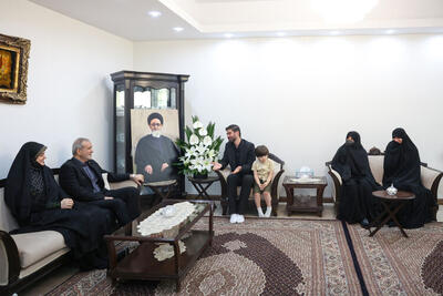دیدار دکتر پزشکیان با خانواده امام جمعه فقید تبریز و سرتیم حفاظت شهید رئیسی