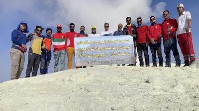 صعود مشترک نجاتگران هلال‌احمر خراسان جنوبی و سیستان به قله تفتان