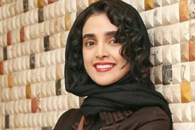 سلفی جنجالی الهه حصاری با هودی سفید و جذابش در اتاق خواب!