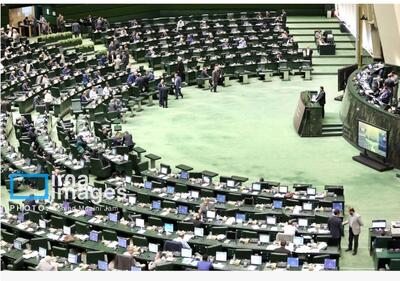 اصرار مجلس بر تعطیلی پنجشنبه‌ها و کاهش ساعت اداری کارکنان دولت