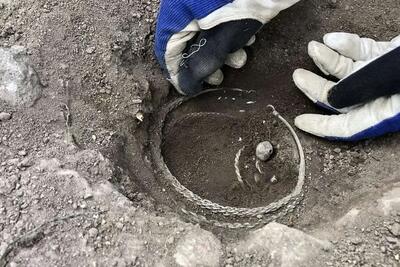 کشف گنج دستبندها و سکه‌ ها از زیر یک خانه هزارساله (+عکس)
