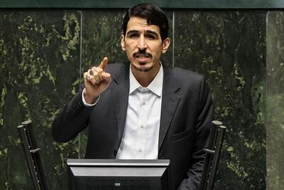 انتقاد مالک شریعتی، نماینده مجلس از شمخانی: دبیر سابق شورای عالی امنیت ملی و خانواده او امروز متهم به ثروت اندوزی از راه کاسبی تحریم در افکار عمومی هستند؛ این کشتی‌ها و مالکیت‌ها از کجا آمده است