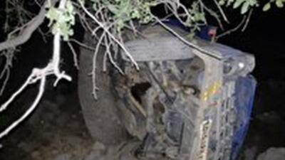 امدادرسانی به سه مصدوم سقوط خودروی نیسان به دره