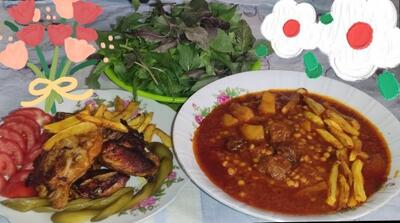 از شما/تایم ناهار،خورشت آلو و گوشت مرغ سرخ شده 😋نوش نگاهتون