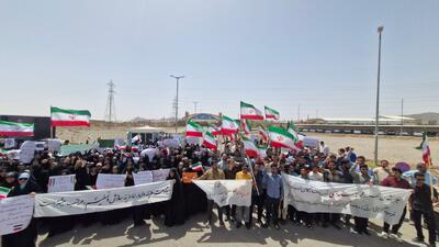 زنجیره انسانی دانشجویان مقابل تأسیسات هسته‌ای فردو