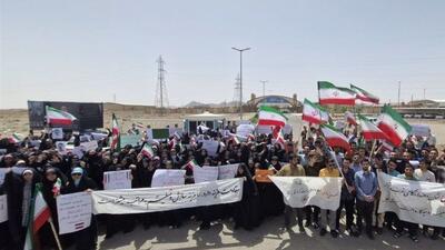  تجمع دانشجویان در جوار سایت فردو در حمایت از غنی‌سازی ایران