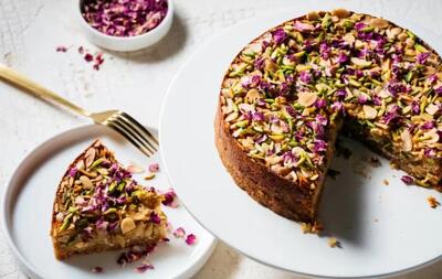 طرز تهیه کیک گل محمدی با گل تازه، خشک و مربا