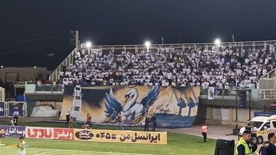 بنر جالب هواداران ملوانی در ورزشگاه، پیش از دیدار با گل گهر