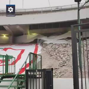 باد شدید باعث بلند شدن گرد و خاک از روی نخاله‌ها در ورزشگاه آزادی شد