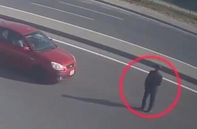 ببینید | تصادف شدید خودرو در باکو به دلیل توقف یک خودروی دیگر برای عبور سالمند