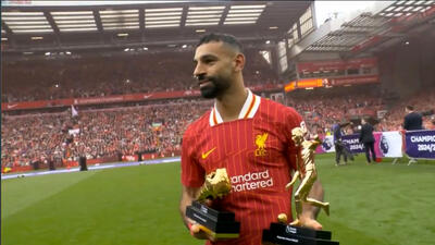 محمد صلاح جایزهبهترین گلزن و پاس گل لیگ برتر انگلیس را دریافت کرد