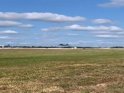 نمای نزدیک از پروازِ کم ارتفاع F-22 و اوجِ ناگهانی اش!