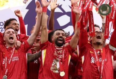 ببینید/ لحظه بالا بردن جام قهرمانی لیگ جزیره توسط کاپیتان لیورپول