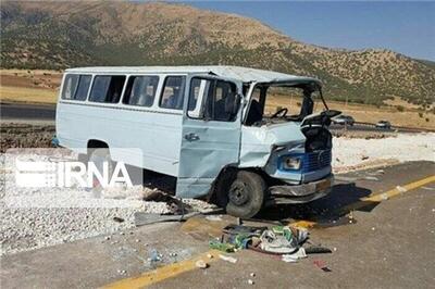 واژگونی مینی‌بوس در جاده اراک - قم ۱۴ مصدوم برجا گذاشت