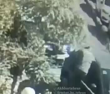لحظه سرقت لوازم خودرو پژو ۲۰۷ در سعادت آباد
