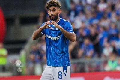 عکس| بوسه گزینه پرسپولیس بر جام قهرمانی لهستان - پارس فوتبال