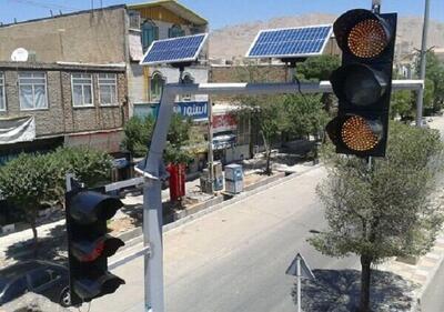 راه حل پلیس برای بحران ترافیک ناشی از قطعی برق: استفاده از انرژی خورشیدی