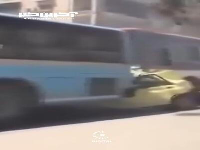 له شدن تاکسی پراید بین دو اتوبوس در حلب سوریه