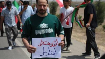 تجمع دانشجویان در مقابل سایت هسته‌ای نطنز