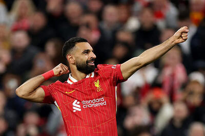 همسر محجبه محمد صلاح در اهدای جایزه کفش طلا